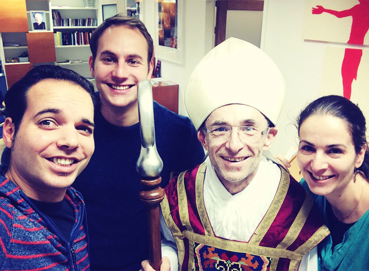 Der Nikolo zu Besuch im Büro der Webredaktion