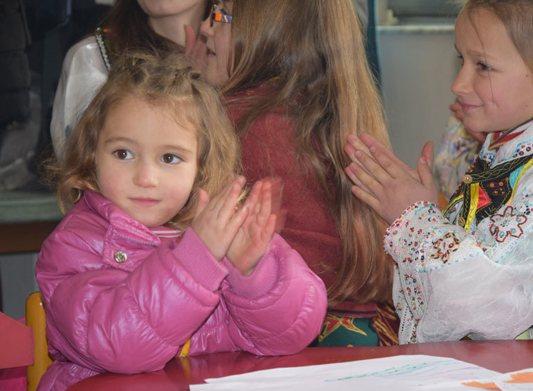 Wie die Caritas im albanischen Bergland Ibrahim, Vanesa und ihre Mutter Rudina vor dem Kältetod rettete und warum dies sehr viel mit der Solidarität von Menschen aus Österreich zu tun hat.