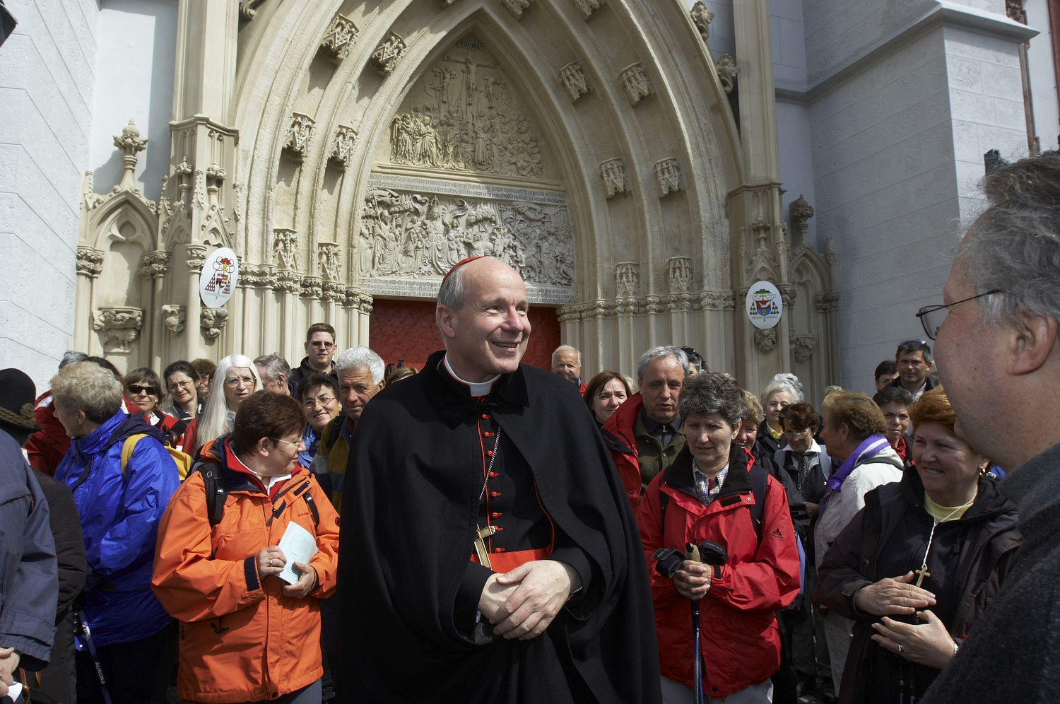 Kardinal Christoph Sch?nborn im Gespr?ch mit Fu?wallfahrern vor der Basilika.         Mariazell, 1.5.2006  