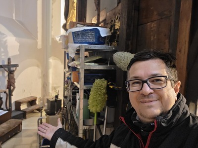 Ausräumen hinter dem Hochaltar