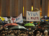 Menschenmenge am Petersplatz / wikicommons CC