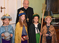 Die Sternsingergruppe aus Maria-Drei-Kirchen und Kardinal Schönborn.