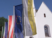 EU Fahne vor einer Kirche / kathbild.at Franz Josef Rupprecht