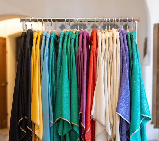 Der Begriff liturgische Bekleidung  bezeichnet allgemein die Bekleidung, die von Priestern im Zusammenhang mit Zeremonien und Feiertagen genutzt wird.Diese Bekleidungen unterscheiden sich in verschiedenen Eigenschaften, vor allem variieren die Farb