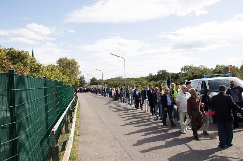 500 Muslime, Christen, Juden und Buddhisten setzen Signal für friedliches Zusammenleben und Miteinander der Religionen.