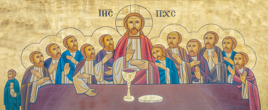 Christus hält vor seinem Leiden und Sterben ein letztes Mahl mit seinen Aposteln. Er teilt mit ihnen Brot und Wein und schenkt darin sich selbst den Aposteln und auch uns. Es ist der Abend der Einsetzung der Eucharistie und des Priesteramtes. Das bei