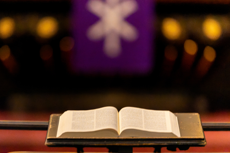 Heilige Schrift mit Fastentuch, evangelische Stadtpfarrkirche