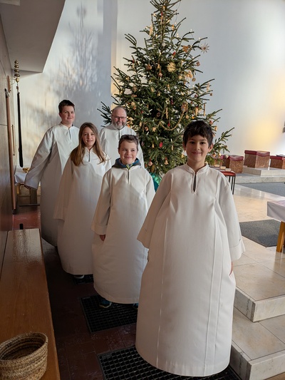 Ministranten auf dem Lüftgitter