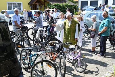 Pater Norbert Kalcher feierte Gottesdienst und segnete die Fahrzeuge