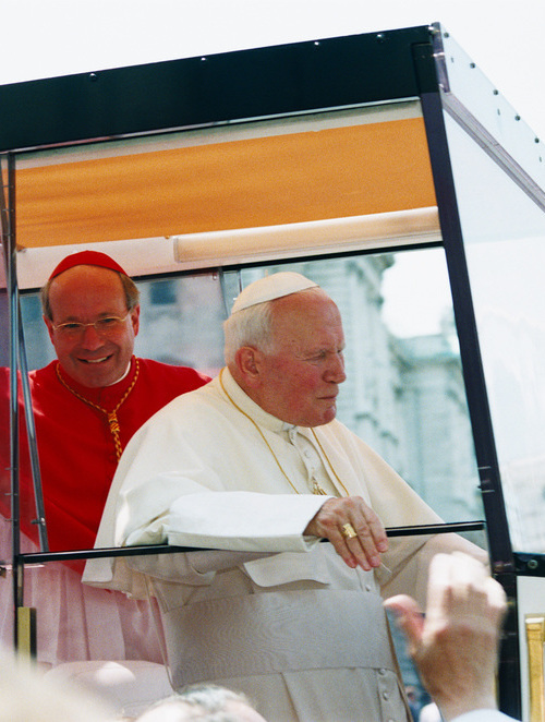 Papst Johannes Paul II. und Kardinal Christoph Schönborn im Papamobil. 