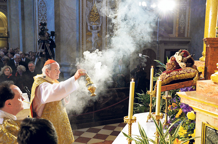 Kardinal Christoph Schönborn beweihräuchert die Schädelreliquie des hl. Leopold