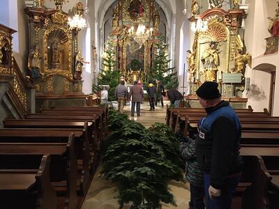Christbäume aufstellen und Kirche schmücken