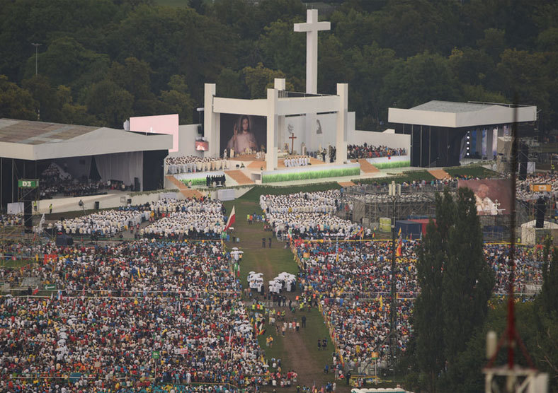 400.000 junge Katholiken und hunderte Bischöfe feierten im Krakauer Blonia-Park die Eröffnungsmesse