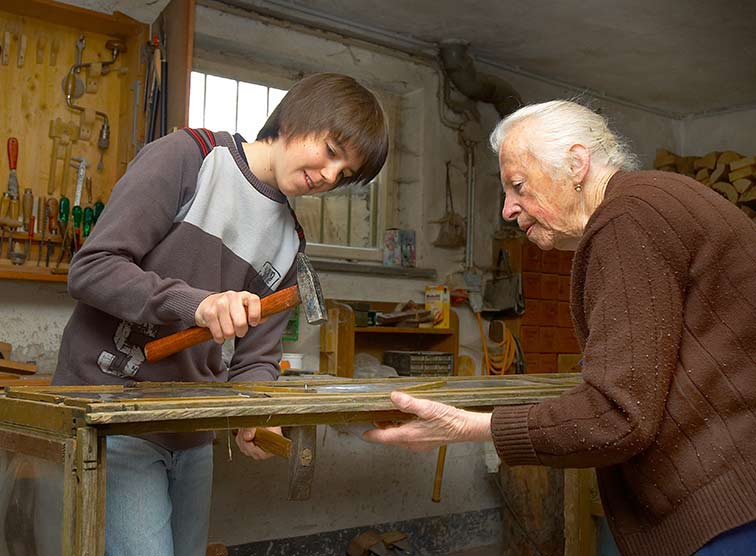 Enkel und Grossmutter in der Werkstatt 