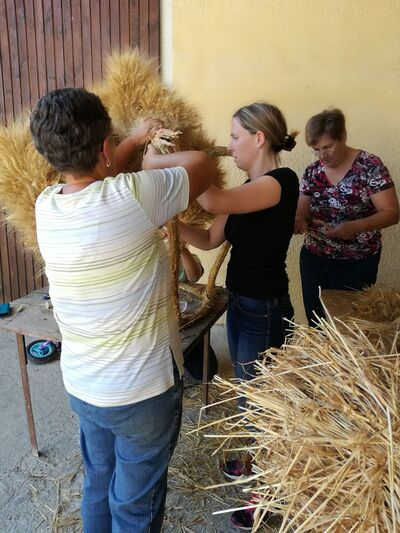 Flechten der Erntedankkrone