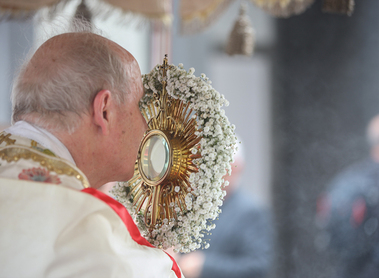 Kardinal bei traditionellem Wiener Stadtumgang am Fronleichnamsfest: 'Beten wir für die, die bereit sind, in der Öffentlichkeit Verantwortung zu übernehmen' - Schönborn an Gläubige: Mit dem 'Wunder der Eucharistie' will Gott 'uns stärken, trösten, au