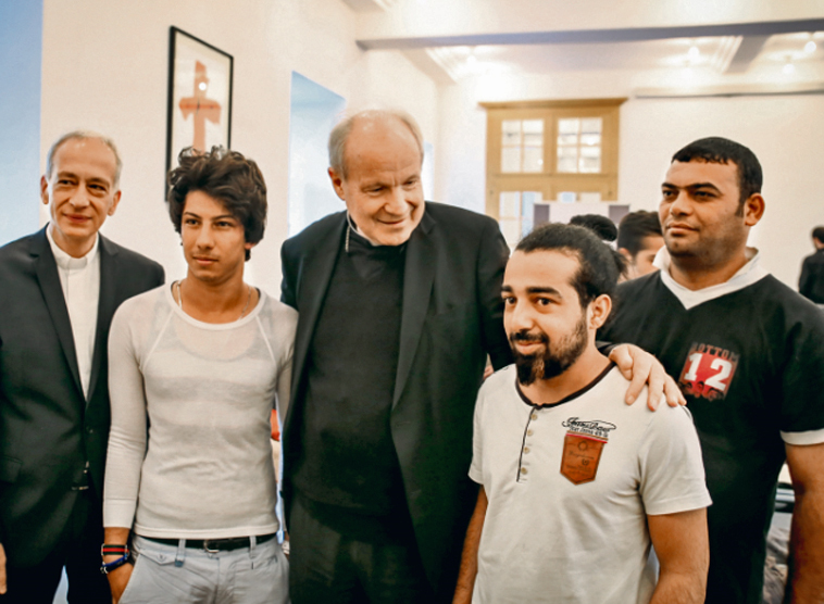 Caritaspräsident Landau und Kardinal Schönborn im Notquartier