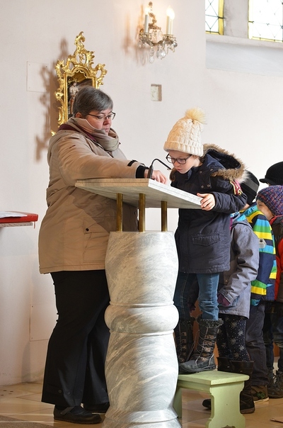 Die heurigen Erstkommunionkinder stellen sich vor.