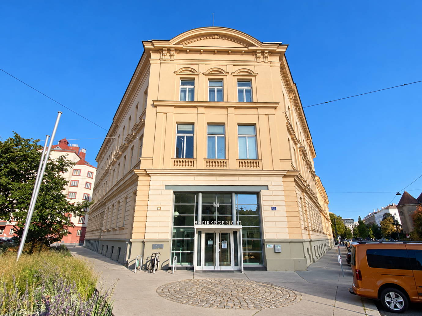 Eingang des Bezirksgerichts Leopoldstadt, gelbes Eckgebäude