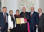 Kardinal Köni Preis Verleihung 2014, Egon Kapellari verleiht Kardinal König-Preis an Marianne Graf; Wilhelm Graf, Annemarie Fenzl, Marianne Graf, Egon Kapellari, Skender Thaci, Heinz Nußbaumer/kathbild.at,rupprecht