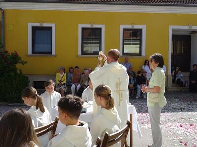 Feier des Fronleichnamsfestes in Ameis