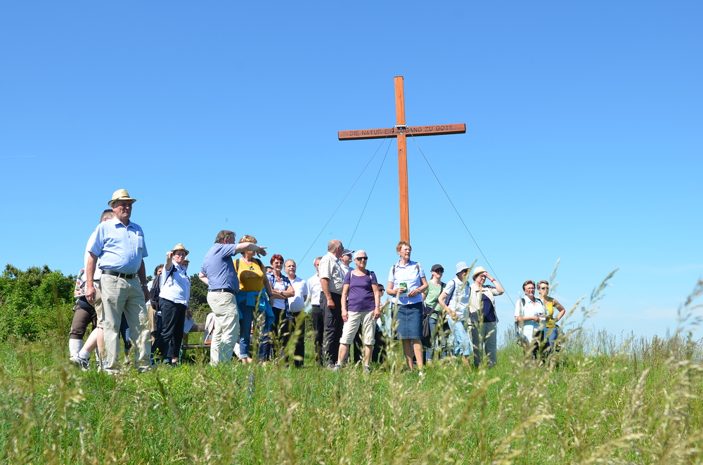 Arbeitsjahrabschluss_EDW20-ID33200.jpg / Pilgergruppe beim Gipfelkreuz des Buschberges - © http://goestl.globl.net