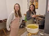 Firmkandidatinnen kochen Fastensuppe
