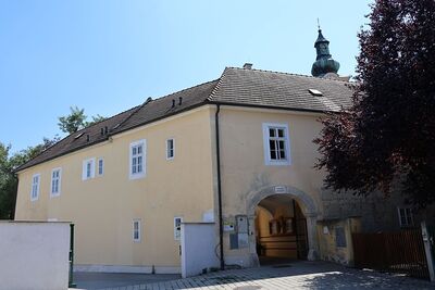 Vorplatz Kirche - Eingang Pfarrkirche