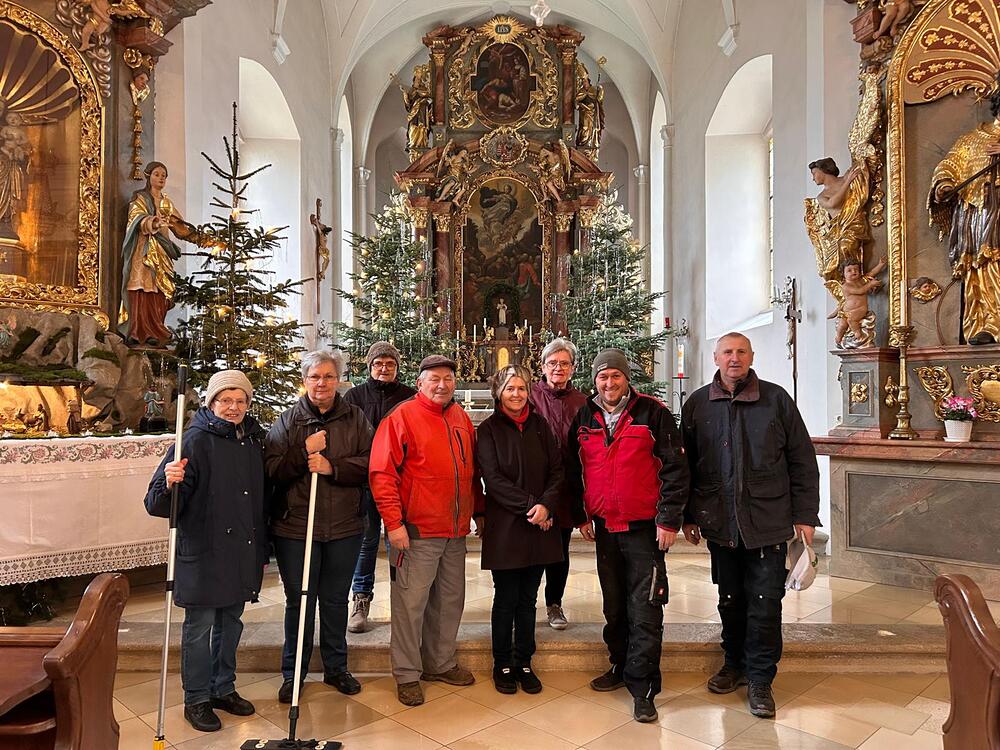 Die Kirche in Gnadendorf wurde für das Weihnachtsfest geschmückt.