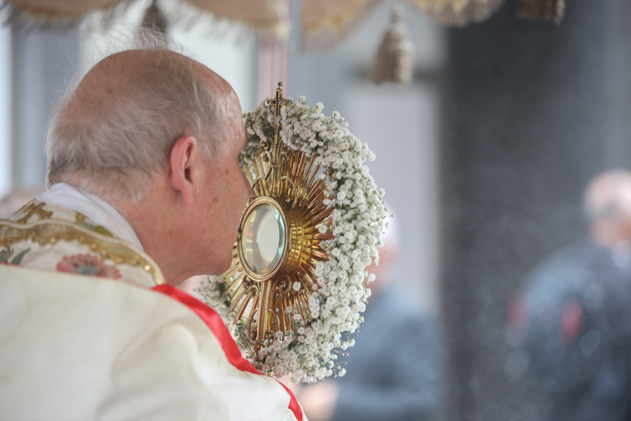 Kardinal bei traditionellem Wiener Stadtumgang am Fronleichnamsfest: 'Beten wir für die, die bereit sind, in der Öffentlichkeit Verantwortung zu übernehmen' - Schönborn an Gläubige: Mit dem 'Wunder der Eucharistie' will Gott 'uns stärken, trösten, au
