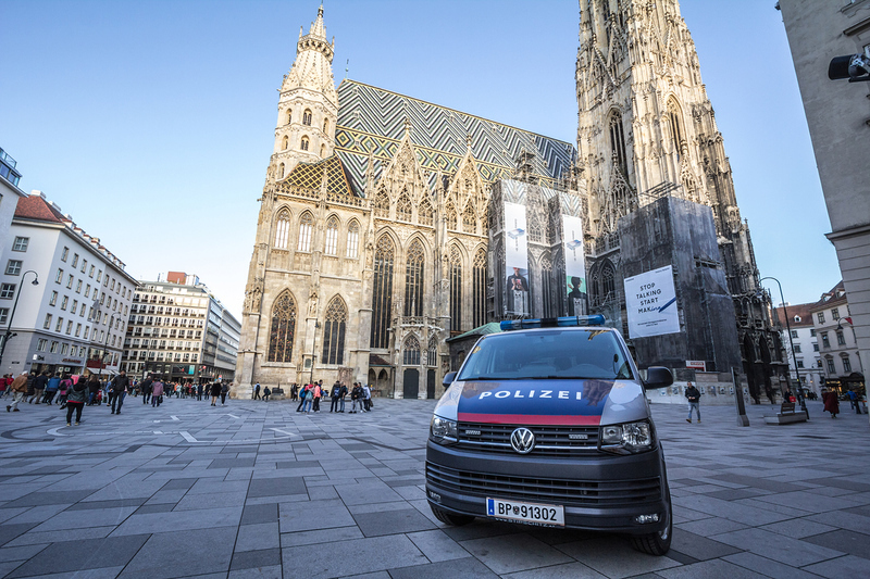 Polizeiauto vor dem Stephansdom