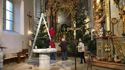 Christbäume aufstellen und Kirche schmücken