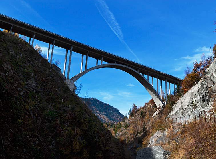 Die hohe Brücke einer Autobahn von unten. Tauernautobahn in Österreich