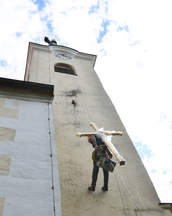 Turmkreuzsegnung und Montage in Sonnberg
