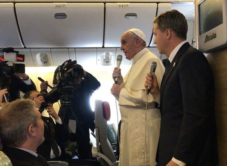 Am Rückflug von Peru nach Rom bedauert Franziskus seine 'unglückliche Wortwahl'.