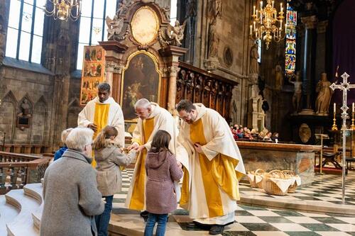 SchülerInnen helfen bei der Gabenbereitung.