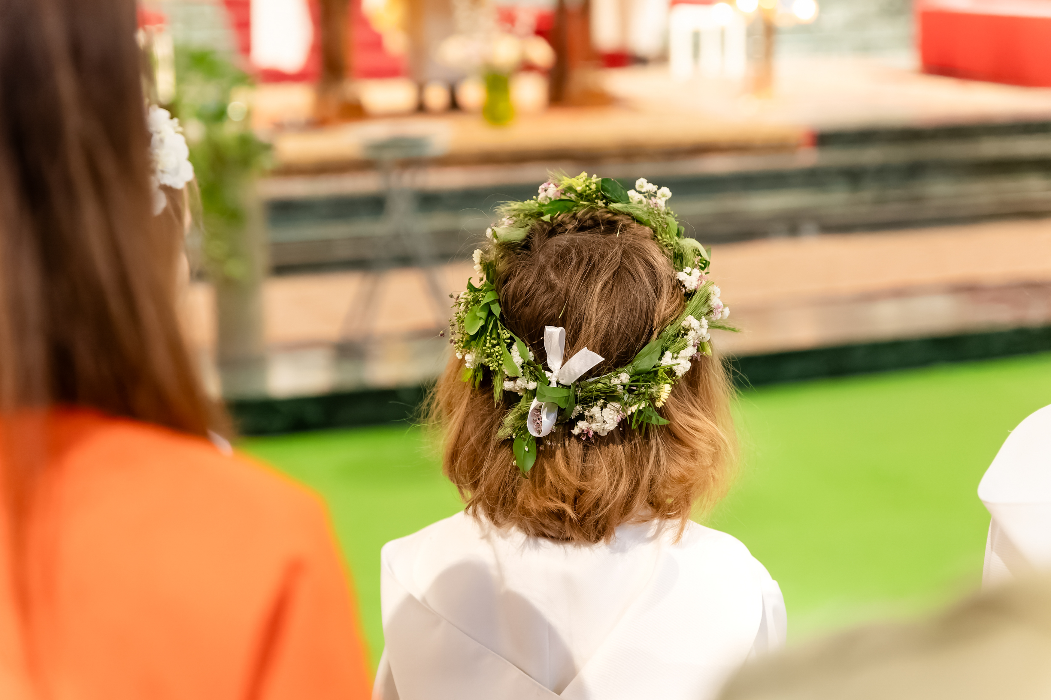 Mädchen mit Haarkranz bei der Erstkommunion