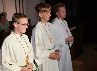 Ministrantenmesse / Christian ANDRE Unsere neuen Oberministranten, Florian, Felix und Dima. Als Zeichen der Anerkennung bekamen sie ein Brustkreuz.