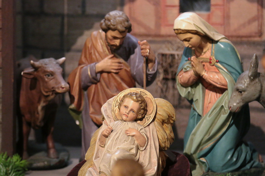 Die Krippe gehört zu den frühesten Symbolen weihnachtlicher Festkultur. Bereits im Jahr 334 ließ Kaiserin Helena über der Geburtshöhle in Bethlehem eine Krippe errichten, die die Geburtsszene zeigt. Der Heilige Franz von Assisi hatte 1223 in Greccio 