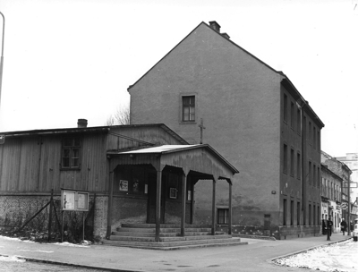 'Barackenkirche' + Nachbargebäude