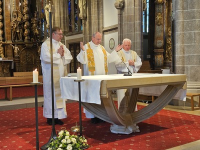 Priester beim Gebet