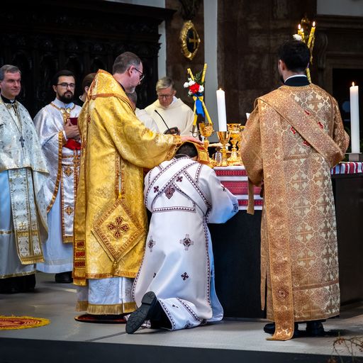 Diakonenweihe_Innsbruck / David Jaklin Ihor Hinda wird von Bischof Dzuriach zum Diakon geweiht