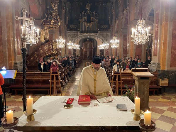 Weihnachtsgottesdienst nach byzantinischem Ritus im St. Pöltner Dom / Kolasa GV Kolasa beim Altar