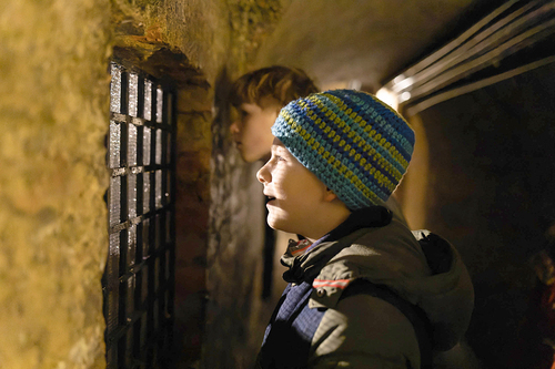 Seit 1997 gibt es den beliebten besinnlichen Abendbesuch im Stephansdom. Das Kinderführungsteam – nunmehr bestehend aus Margareta Chwatal, Reinhard H. Gruber, Karl Grohmann, Georg Urban und Florian Bauchinger – bietet diese Art von Führungen für Kind