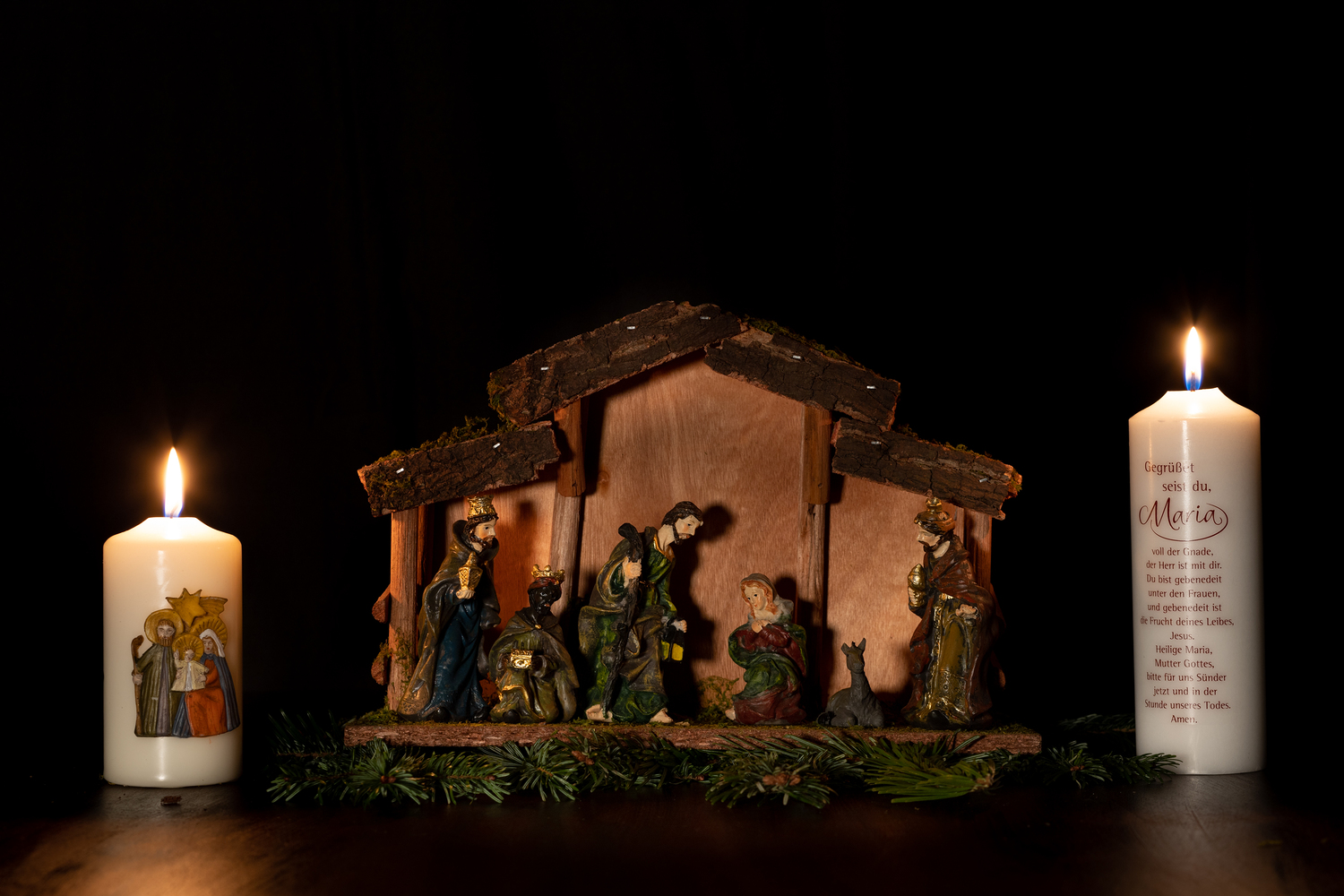 Licht ist ein Symbol in allen Kulturen und Religionen. Es schenkt Geborgenheit und besiegt die Dunkelheit. Im Christentum ist die Osterkerze Vorbild für alle anderen brennenden Kerzen und Symbol für Christi Sieg über den Tod und die Finsternis des Bö