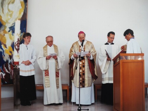 Foto vom 14.7.1996 Personen im Altarraum