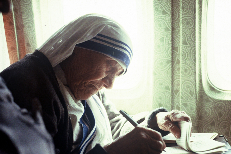Mutter Teresa beantwortet Briefe