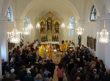          Kardinal Christoph Schönborn segnet Ambo, Altar, Hl.Grabkapelle und Orgel 