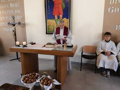 Firmlinge gestalten Gottesdienst und verteilen Minibrote in Zwentendorf