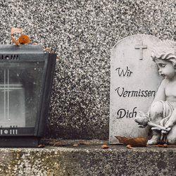 Engel mit Tafel: 'Wir vermissen Dich' / Erzdiözese Wien/Stephan Schönlaub